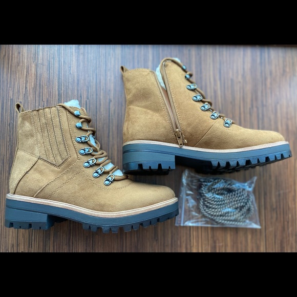 Fur-Tongue Hiking Boots - Picture 2 of 5